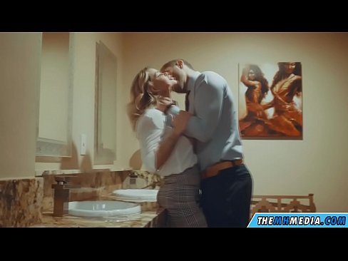 ❤️ Nigbati bilondi ti oyan ba tan ọ ni yara isinmi ti gbogbo eniyan ❤️❌ Ohun onihoho didara ❌️❤